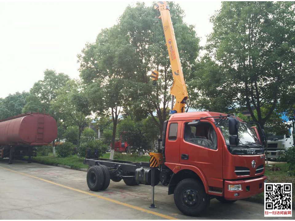 東風3.2噸3節(jié)隨車吊作業(yè)圖片