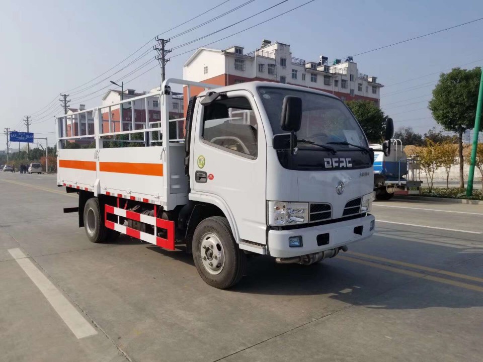 湖北程力東風(fēng)福瑞卡4米2氣瓶運(yùn)輸車 (1)