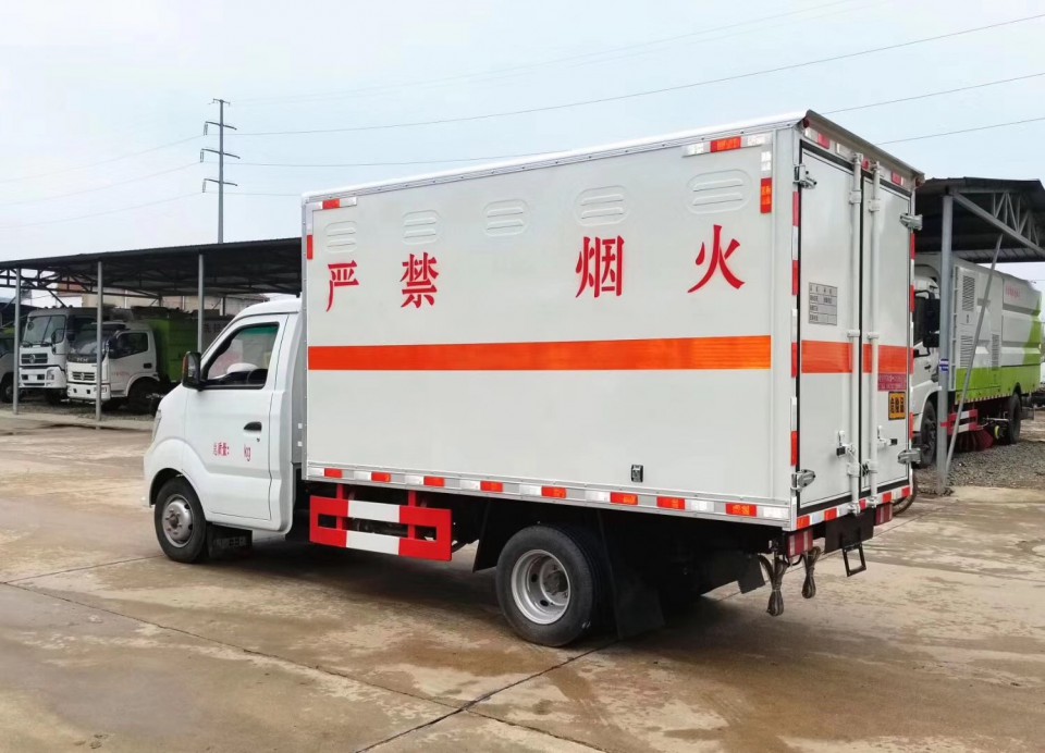 湖北程力重汽王牌油氣兩用2類氣瓶運(yùn)輸車 (4)