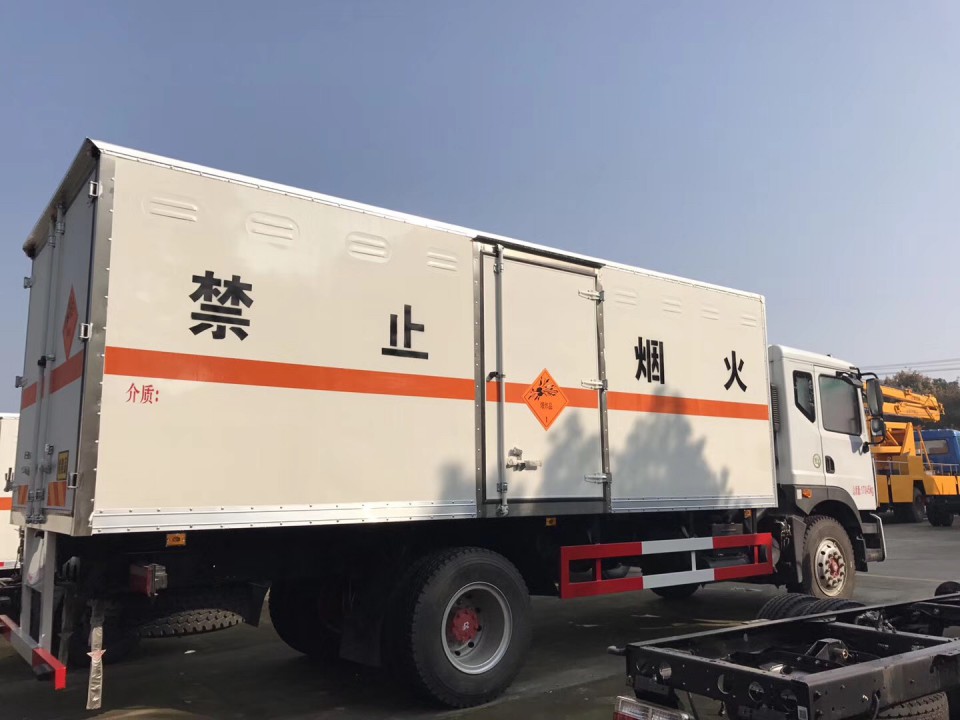 湖北程力東風(fēng)多利卡D9易燃?xì)怏w廂式氣瓶運(yùn)輸車 (11)