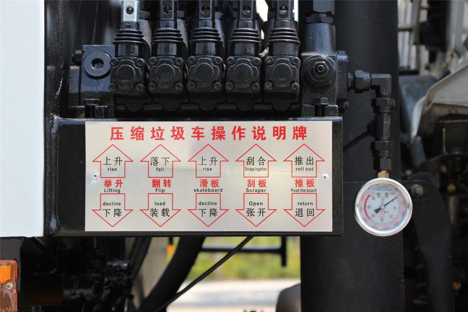 東風御虎10-12立方程力壓縮垃圾車 (10)