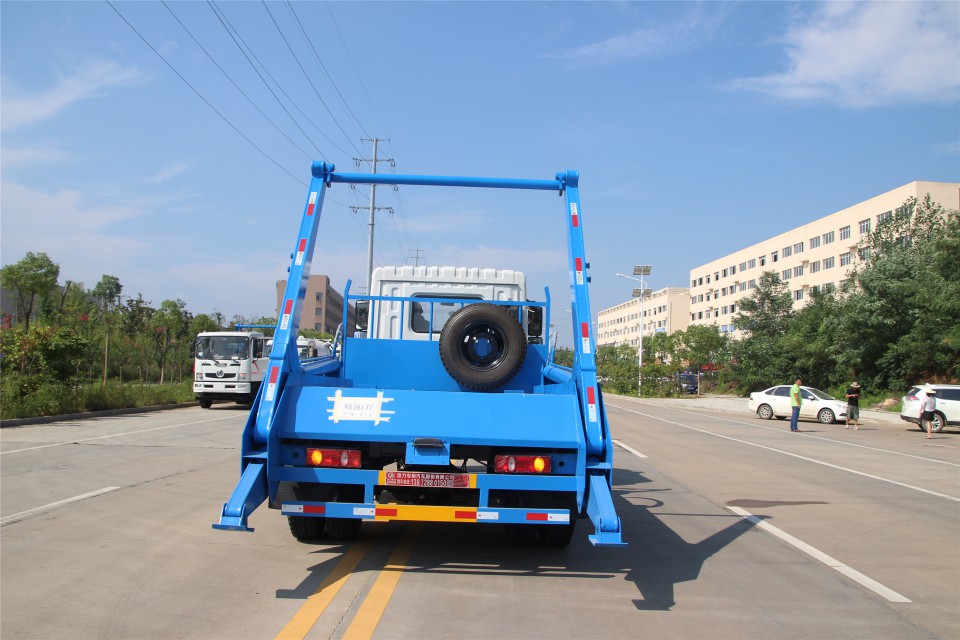 東風(fēng)T3湖北程力擺臂式垃圾車 (4)